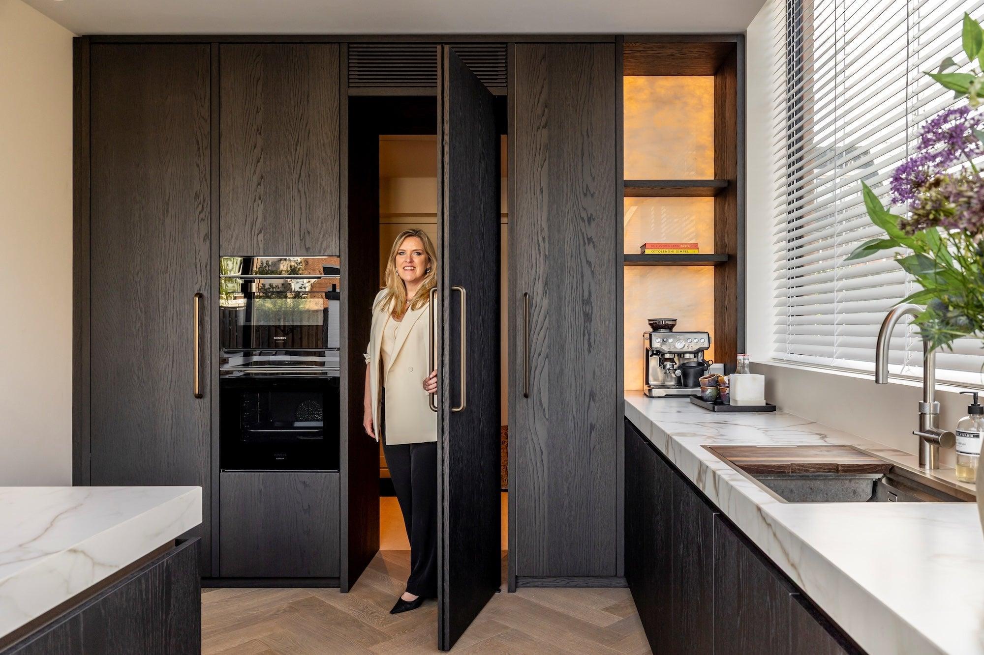 Jaren 30 woning met moderne aanbouw en luxe interieur-INGE VAN POPPEL INTERIEURARCHITECTUUR-Aanbouw,Badkamer inspiratie,Huis verbouwen,Interieurarchitectuur,Interieurontwerp,jaren 30 woning,Keuken inspiratie,Maatwerk interieur,maatwerk keuken,moderne woning,uitbouw,Woningrenovatie,woonkamer inspiratie,woonkeuken-Jaren 30 woning met moderne aanbouw en interieur | Breda-OBLY