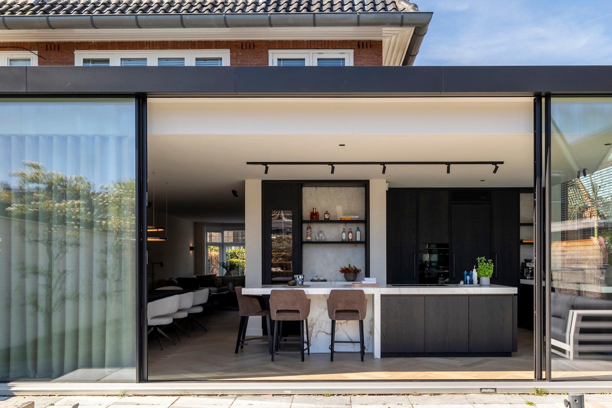 Jaren 30 woning met moderne aanbouw en luxe interieur-INGE VAN POPPEL INTERIEURARCHITECTUUR-Aanbouw,Badkamer inspiratie,Huis verbouwen,Interieurarchitectuur,Interieurontwerp,jaren 30 woning,Keuken inspiratie,Maatwerk interieur,maatwerk keuken,moderne woning,uitbouw,Woningrenovatie,woonkamer inspiratie,woonkeuken-Jaren 30 woning met moderne aanbouw en interieur | Breda-OBLY