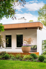 Jaren 70 woning getransformeerd met moderne houten gevelbekleding-Prowood-duurzame gevelbekleding,houten gevelbekleding,jaren 70 woning,luxe exterieur,moderne architectuur,moderne renovatie,thermisch ayous,woningrenovatie modern-Jaren 70 woning moderniseren met houten gevelbekleding-OBLY