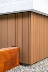 Jaren 70 woning getransformeerd met moderne houten gevelbekleding-Prowood-duurzame gevelbekleding,houten gevelbekleding,jaren 70 woning,luxe exterieur,moderne architectuur,moderne renovatie,thermisch ayous,woningrenovatie modern-Jaren 70 woning moderniseren met houten gevelbekleding-OBLY