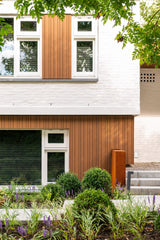 Jaren 70 woning getransformeerd met moderne houten gevelbekleding-Prowood-duurzame gevelbekleding,houten gevelbekleding,jaren 70 woning,luxe exterieur,moderne architectuur,moderne renovatie,thermisch ayous,woningrenovatie modern-Jaren 70 woning moderniseren met houten gevelbekleding-OBLY