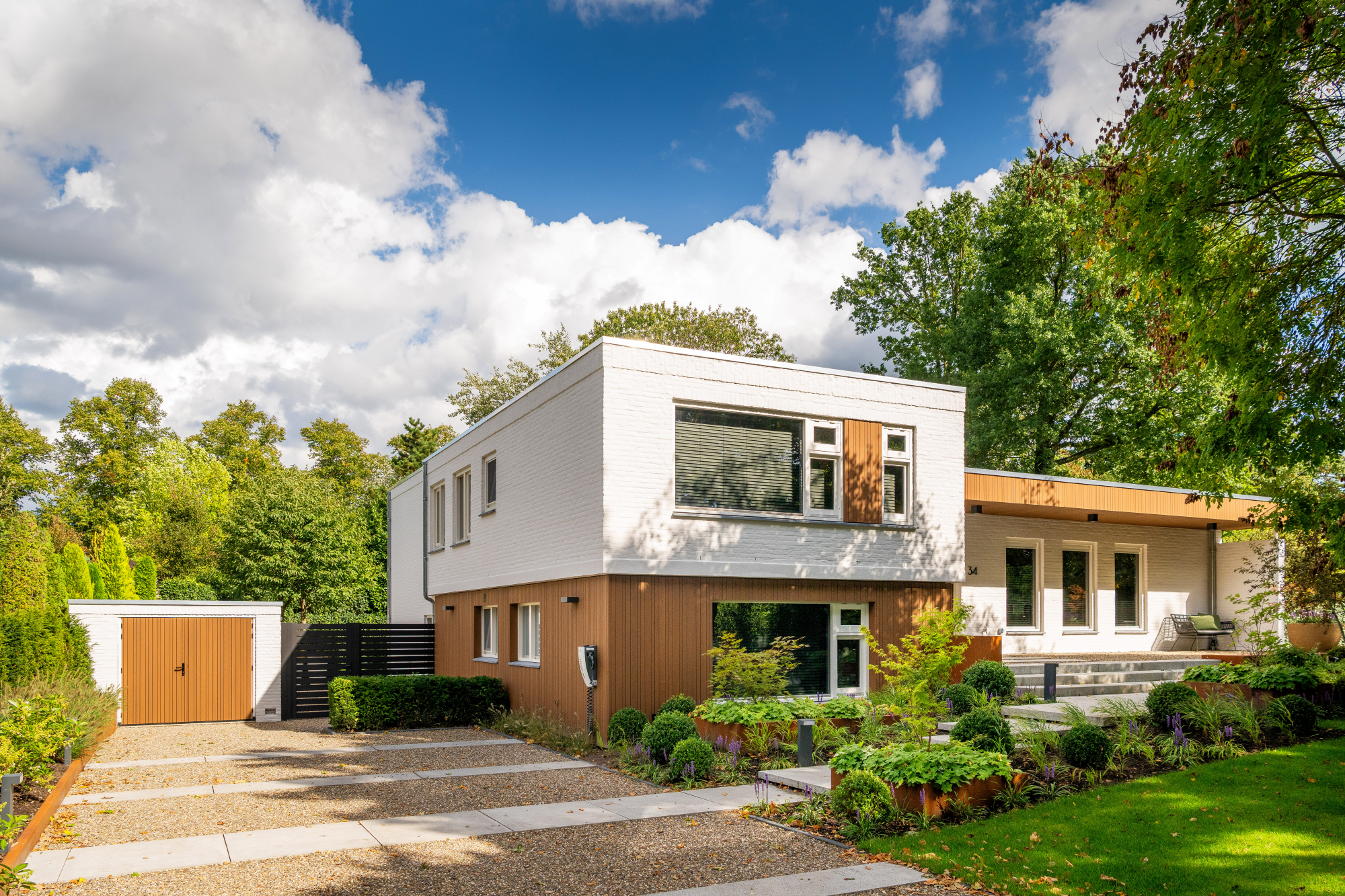 Jaren 70 woning getransformeerd met moderne houten gevelbekleding-Prowood-duurzame gevelbekleding,houten gevelbekleding,jaren 70 woning,luxe exterieur,moderne architectuur,moderne renovatie,thermisch ayous,woningrenovatie modern-Jaren 70 woning moderniseren met houten gevelbekleding-OBLY