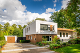 Jaren 70 woning getransformeerd met moderne houten gevelbekleding-Prowood-duurzame gevelbekleding,houten gevelbekleding,jaren 70 woning,luxe exterieur,moderne architectuur,moderne renovatie,thermisch ayous,woningrenovatie modern-Jaren 70 woning moderniseren met houten gevelbekleding-OBLY