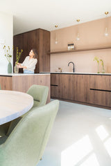 Karakteristieke jaren 30 woning met warm modern interieur-Nieuwenhuis Interieurontwerp-jaren 30 interieur,leefkeuken inspiratie,modern wonen,natuurlijke materialen,stijlvolle woning,vintage interieur,warm interieur,Woonkamer-Jaren 30 interieur | Warm en modern wonen met karakter-OBLY