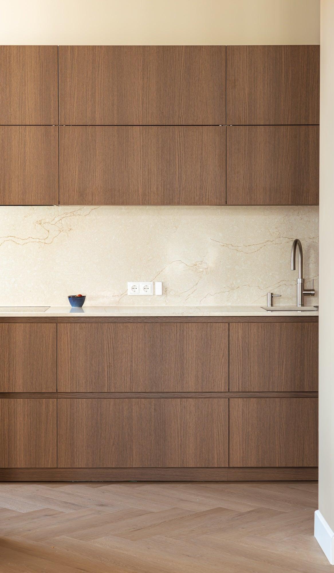 Karakteristieke woning volledig gerenoveerd met luxe badkamer en leefkeuken-Oudendorp-badkamer renovatie,complete renovatie,dubbele wastafel,Eetkamer,Inloopdouche,karakteristieke woning,Keuken,leefruimte,luxe badkamer,maatwerkkasten,Oudendorp Totaal Afbouw,Sunshower,totaalafbouw,totaalrenovatie,visgraatvloer,Woningrenovatie,woonkamer inspiratie-Karakteristieke woning volledig gerenoveerd | Oudendorp-OBLY