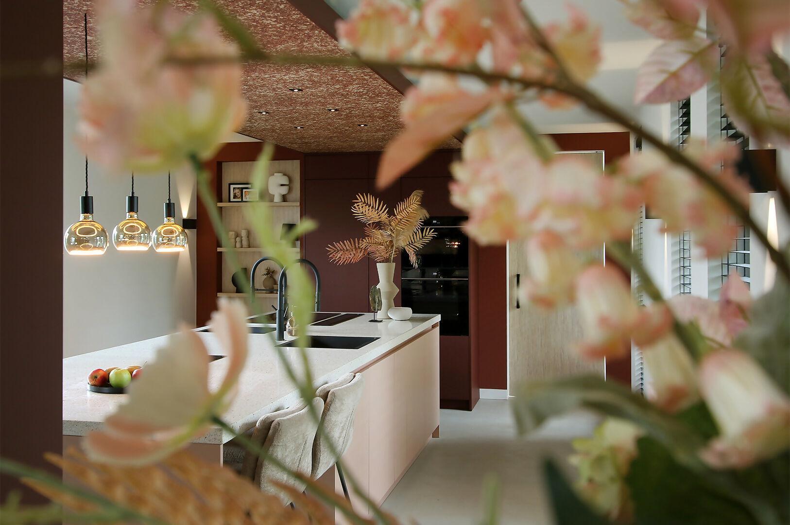 Keuken met plafond van gedroogde rozenblaadjes-residans-Bamboe keukenfronten,Gedroogde rozenblaadjes,Moderne keuken met karakter,Organisch interieur,Terrazzo keukenblad,Uniek plafond design,Warme tinten keuken-Maatwerk keuken met plafond van gedroogde rozenblaadjes | Kleurrijk & -OBLY
