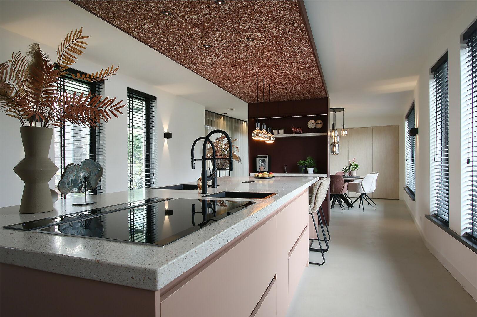 Keuken met plafond van gedroogde rozenblaadjes-residans-Bamboe keukenfronten,Gedroogde rozenblaadjes,Moderne keuken met karakter,Organisch interieur,Terrazzo keukenblad,Uniek plafond design,Warme tinten keuken-Maatwerk keuken met plafond van gedroogde rozenblaadjes | Kleurrijk & -OBLY