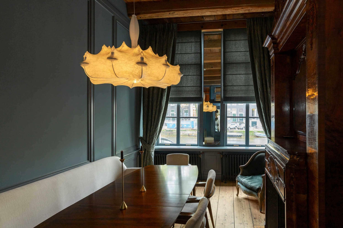 Klassieke Stoffering in Grachtenpand-Pleun Interiors-grachtenpand interieur,interieur Keizersgracht,klassiek interieur,klassiek wonen,linnen gordijnen,luxe stoffering,maatwerk gordijnen,stijlvolle stoffering,warm interieur met natuurlijke materialen,Woonkamer-Klassieke Stoffering in Monumentaal Grachtenpand | Tijdloze Elegantie-OBLY