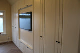 Klassieke maatwerkkast met geïntegreerde tv-MEES Meubels & Interieurs-#inbouwkast,#interieurbouw,#interieurdesign,#kastopmaat,#maatwerkinterieur,#maatwerkkast,#maatwerkmeubels,#moderneinrichting,#tvmeubelopmaat,#woonkamerinterieur,Woonkamer-OBLY