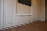 Klassieke maatwerkkast met geïntegreerde tv-MEES Meubels & Interieurs-#inbouwkast,#interieurbouw,#interieurdesign,#kastopmaat,#maatwerkinterieur,#maatwerkkast,#maatwerkmeubels,#moderneinrichting,#tvmeubelopmaat,#woonkamerinterieur,Woonkamer-OBLY