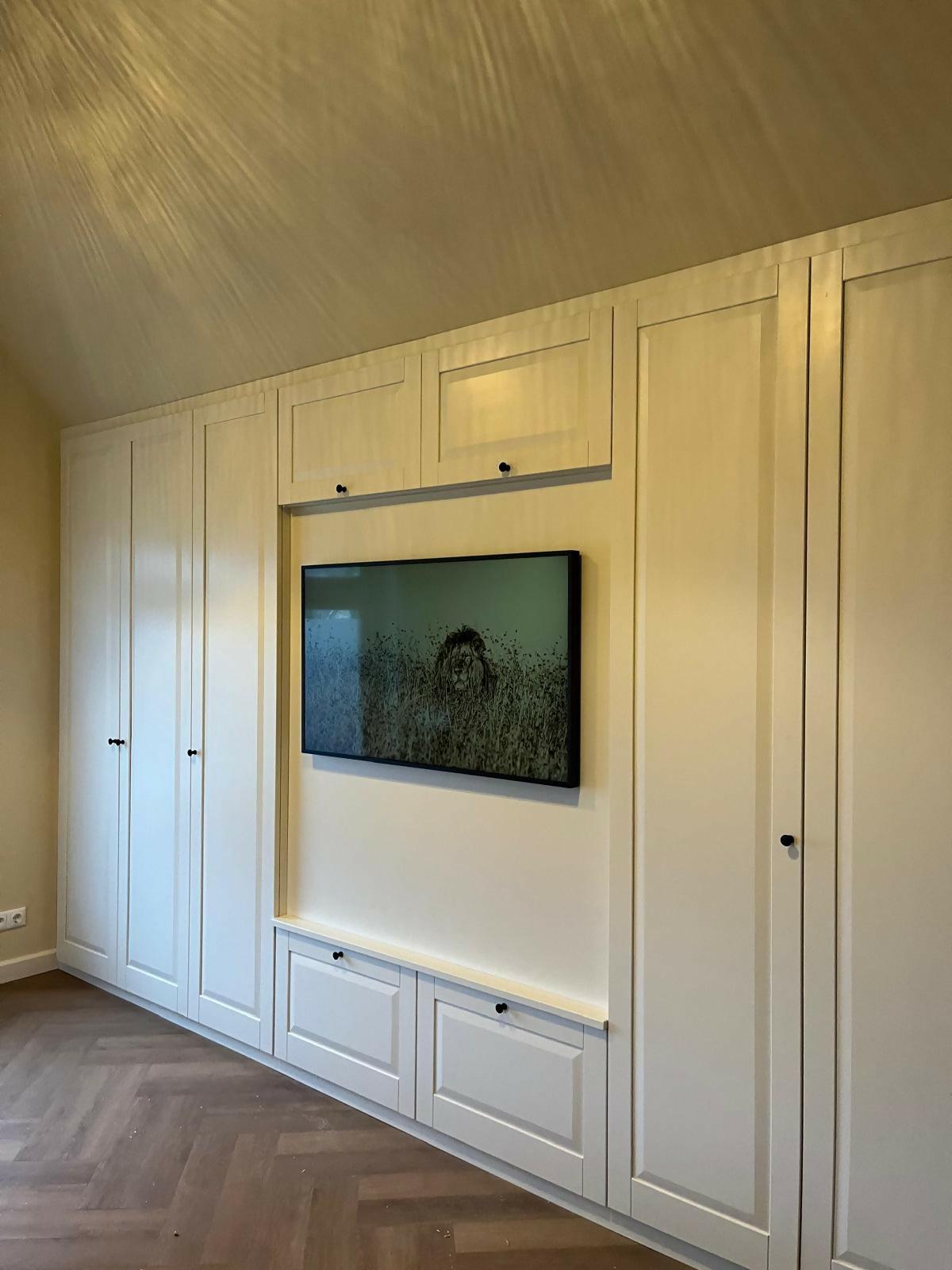 Klassieke maatwerkkast met geïntegreerde tv-MEES Meubels & Interieurs-#inbouwkast,#interieurbouw,#interieurdesign,#kastopmaat,#maatwerkinterieur,#maatwerkkast,#maatwerkmeubels,#moderneinrichting,#tvmeubelopmaat,#woonkamerinterieur,Woonkamer-OBLY