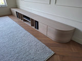 Laag eiken tv-meubel met afgeronde hoek-Perfekt Interieur-design tv meubel,eiken tv meubel,houten tv meubel,laag tv meubel,minimalistisch tv meubel,modern tv meubel,tv meubel op maat-Laag eiken tv-meubel op maat-OBLY