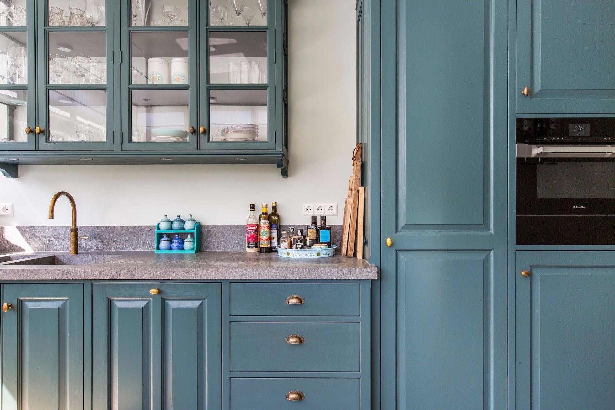 Landelijke maatwerk keuken met vitrinekasten-Koolhoven-design keuken,inbouwapparatuur,Joeri Koolhoven,keuken met bar,keukenkasten,keukenkasten op maat,leefkeuken,luxe keuken,maatwerk keuken,messing grepen,messing kraan,Miele keuken,natuurstenen werkblad,U-keuken,vitrinekasten-Landelijke maatwerk keuken met vitrinekasten | Joeri Koolhoven-OBLY