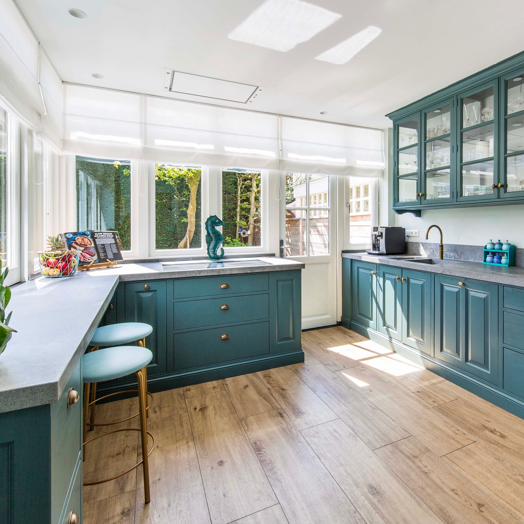 Landelijke maatwerk keuken met vitrinekasten-Koolhoven-design keuken,inbouwapparatuur,Joeri Koolhoven,keuken met bar,keukenkasten,keukenkasten op maat,leefkeuken,luxe keuken,maatwerk keuken,messing grepen,messing kraan,Miele keuken,natuurstenen werkblad,U-keuken,vitrinekasten-Landelijke maatwerk keuken met vitrinekasten | Joeri Koolhoven-OBLY