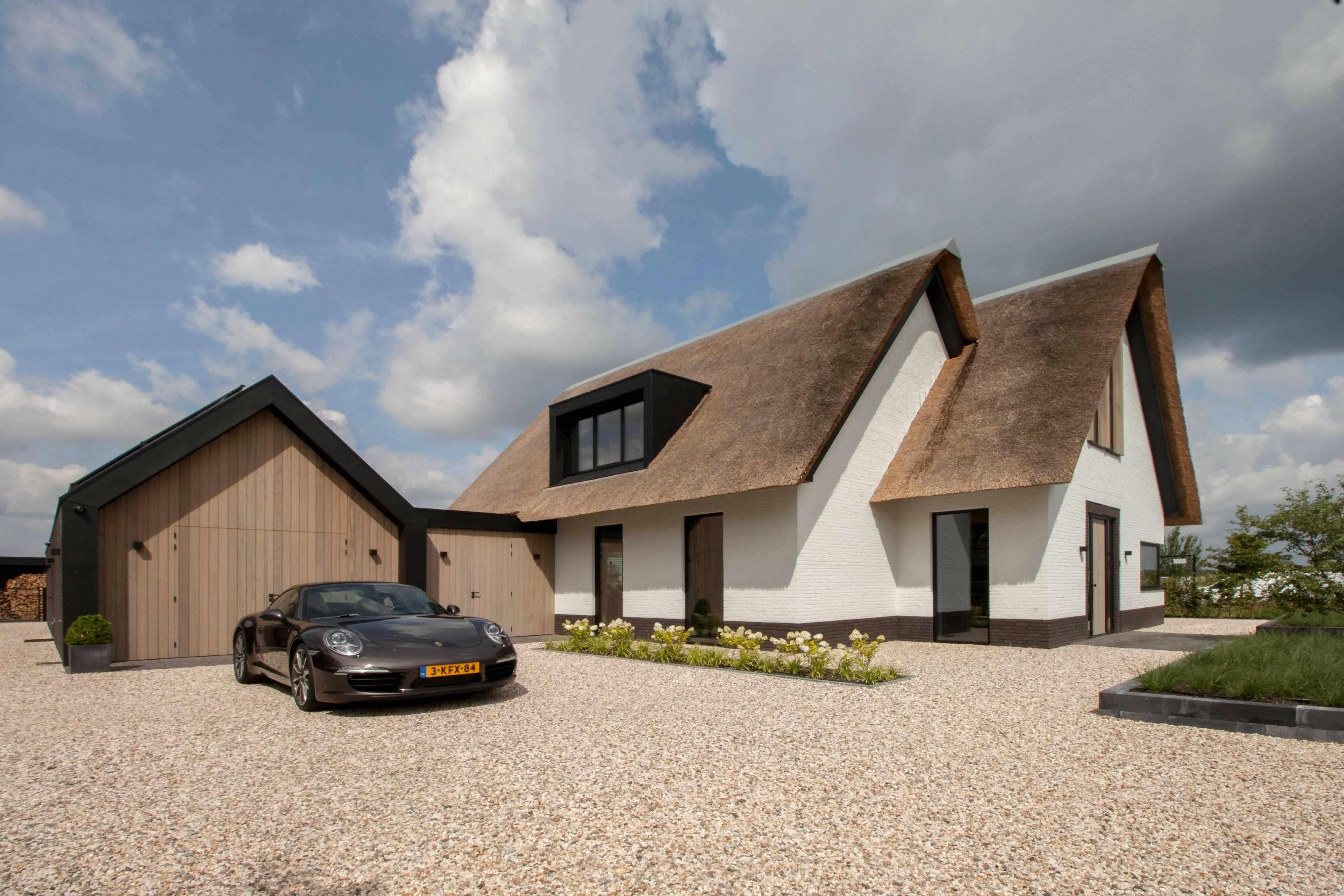Landhuis met Javaanse kap-Spanjers Architect-buitengebied,Exterieur,landelijke architectuur,landhuis,moderne accenten,nieuwbouw,rieten kap,villa-Landhuis met Javaanse kap-OBLY