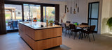 Lavasteen gietvloer Valkenswaard-Berkers Vloeren-lichte woonkamer,moderne woonkamer,open woonkamer keuken,woonkamer met gietvloer,woonkamer met grote ramen-Lavasteen gietvloer Valkenswaard | Italiaanse warmte & Scandinavische -OBLY