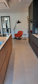 Lavasteen gietvloer Valkenswaard-Berkers Vloeren-lichte woonkamer,moderne woonkamer,open woonkamer keuken,woonkamer met gietvloer,woonkamer met grote ramen-Lavasteen gietvloer Valkenswaard | Italiaanse warmte & Scandinavische -OBLY