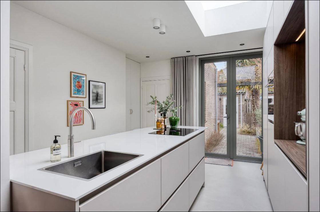 Lavasteen gietvloer als verbindende basis in een jaren ’60 woning in Eindhoven-Berkers Vloeren-Eindhoven,Gietvloer,jaren 60 woning,Keuken,lavasteen gietvloer,Woningrenovatie,Woonkamer-Lavasteen gietvloer in Eindhoven | Jaren ’60 woning-OBLY