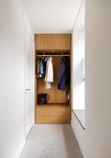 Luxe slaapkamer en badkamer met maatwerk-Witteveen interieur architecten-badkamer en slaapkamer combinatie,complete woninginrichting,gezinswoning inspiratie,houten interieur,inloopkast op maat,Slaapkamer,Woonkamer-Lichte Gezinswoning met Maatwerk Interieur -OBLY