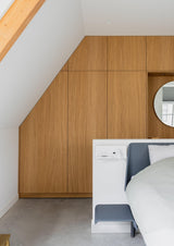 Luxe slaapkamer en badkamer met maatwerk-Witteveen interieur architecten-badkamer en slaapkamer combinatie,complete woninginrichting,gezinswoning inspiratie,houten interieur,inloopkast op maat,Slaapkamer,Woonkamer-Lichte Gezinswoning met Maatwerk Interieur -OBLY