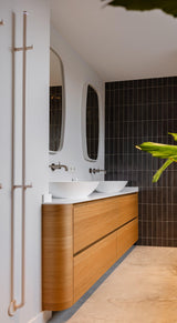 Luxe slaapkamer en badkamer met maatwerk-Witteveen interieur architecten-badkamer en slaapkamer combinatie,complete woninginrichting,gezinswoning inspiratie,houten interieur,inloopkast op maat,Slaapkamer,Woonkamer-Lichte Gezinswoning met Maatwerk Interieur -OBLY