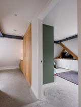 Luxe slaapkamer en badkamer met maatwerk-Witteveen interieur architecten-badkamer en slaapkamer combinatie,complete woninginrichting,gezinswoning inspiratie,houten interieur,inloopkast op maat,Slaapkamer,Woonkamer-Lichte Gezinswoning met Maatwerk Interieur -OBLY