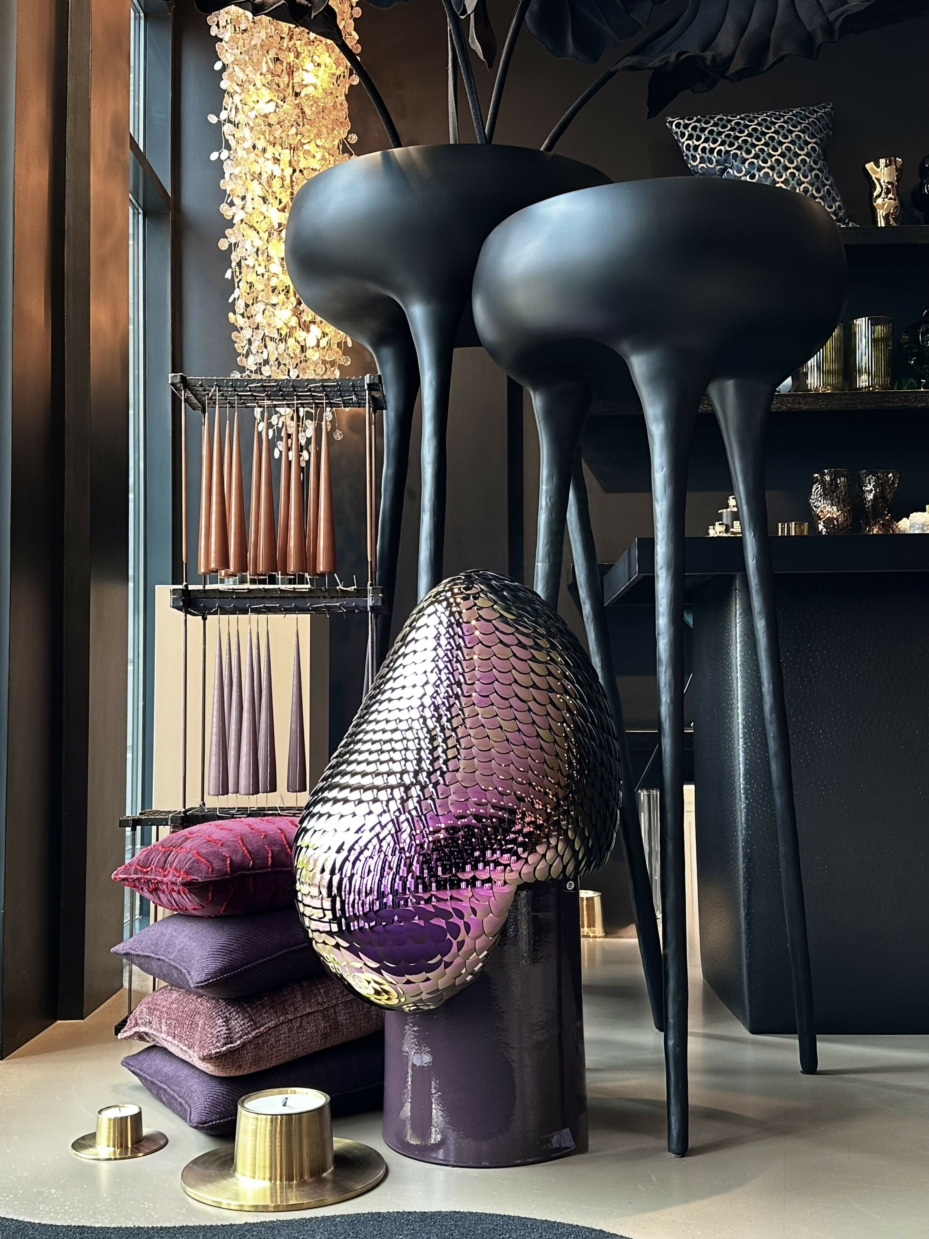 Luxe Interieurdesign met Sculpturale Accente-L4 Elvire-aubergine,bordeaux,boutique stijl,design accenten,design verlichting,exclusief interieur,glanzende materialen,goud accenten,high end design,hotel interieur,interieur styling,kunstzinnig interieur,metallics,sculpturaal design,statement pieces,velours,woonkamer-Luxe Interieurdesign met Sculpturale en Metallic Accenten-OBLY