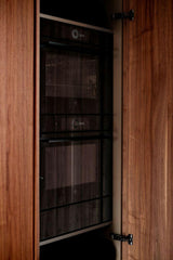 Luxe Keuken: Walnoothouten Kasten en Travertin Eiland-OBLY-Keuken-OBLY