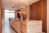Luxe Keuken: Walnoothouten Kasten en Travertin Eiland-OBLY-Keuken-OBLY
