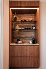 Luxe Keuken: Walnoothouten Kasten en Travertin Eiland-OBLY-Keuken-OBLY