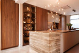 Luxe Keuken: Walnoothouten Kasten en Travertin Eiland-OBLY-Keuken-OBLY