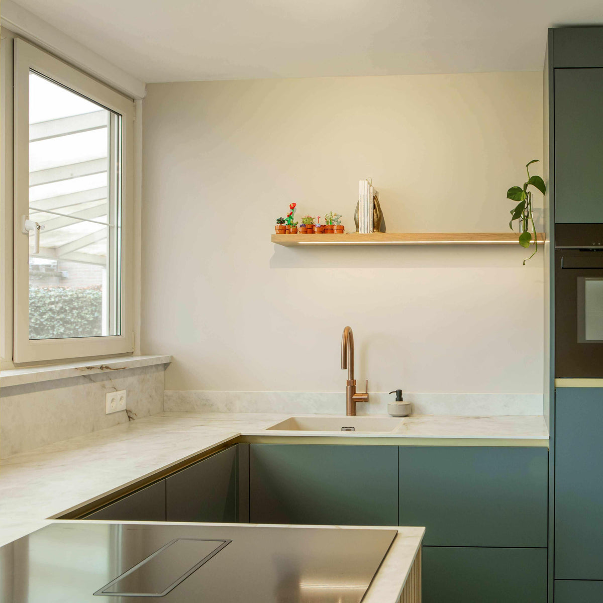 Luxe Keuken met Neolith Himalaya Crystal-Hout en Vorm-Luxe Keukenrenovatie met Neolith Himalaya Crystal en Quooker Rose Kope-OBLY