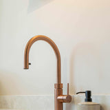 Luxe Keuken met Neolith Himalaya Crystal-Hout en Vorm-Luxe Keukenrenovatie met Neolith Himalaya Crystal en Quooker Rose Kope-OBLY