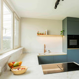 Luxe Keuken met Neolith Himalaya Crystal-Hout en Vorm-Luxe Keukenrenovatie met Neolith Himalaya Crystal en Quooker Rose Kope-OBLY
