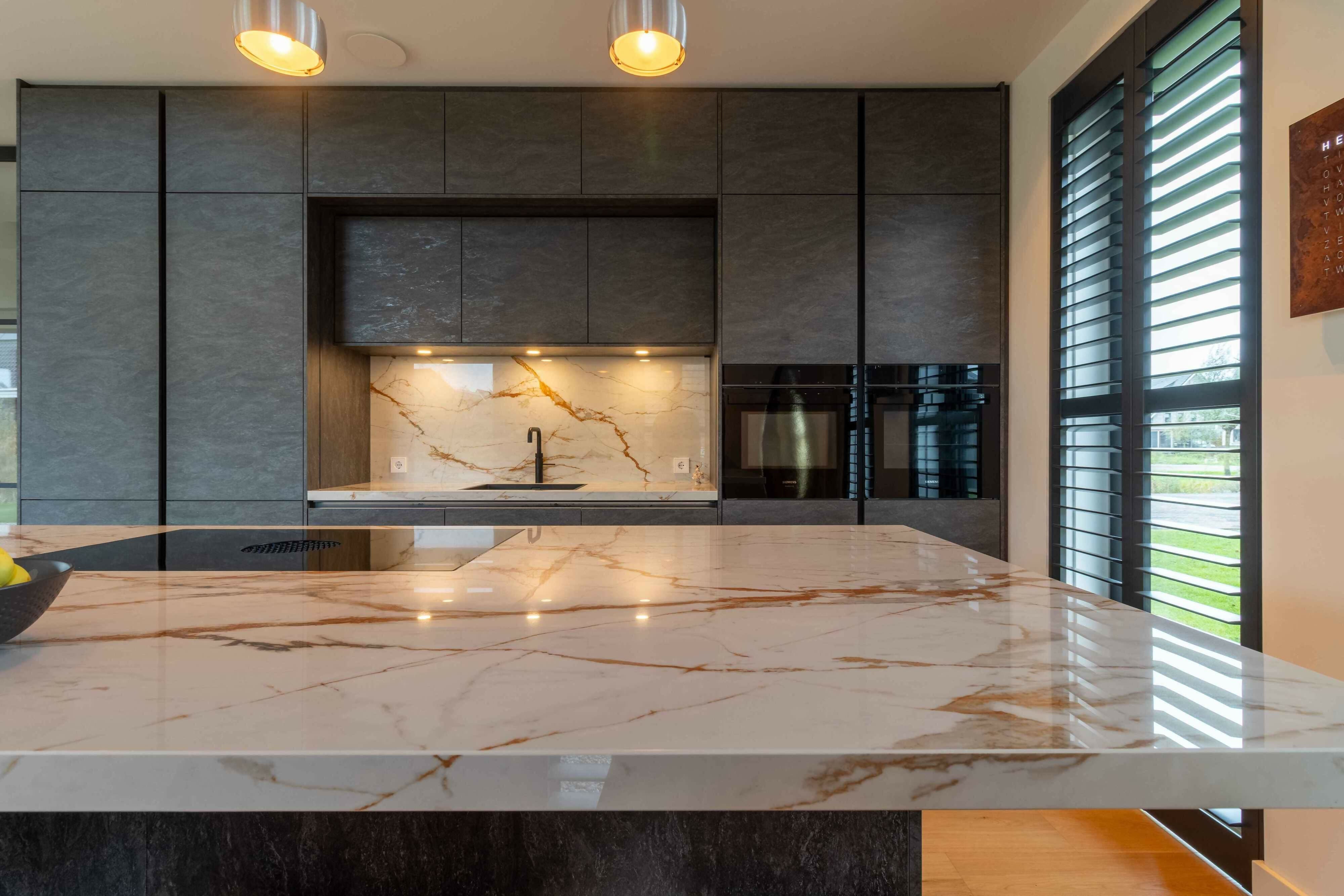 Luxe Leefkeuken-Iemms keukens & interieur-woonkamer-Luxe Leefkeuken met Betonlook, Wijnbar en Dekton Werkblad-OBLY
