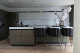 Luxe Penthouse in Vianen-INGE VAN POPPEL INTERIEURARCHITECTUUR-bakstenen roomdivider,designklassiekers interieur,Keuken,lichte villa inrichting,luxe villa bosrand,luxe woonkeuken,nieuwbouwvilla interieur,open woonruimte,warme leefkeuken-Stijlvol Penthouse in Vianen-OBLY