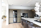 Luxe Penthouse in Vianen-INGE VAN POPPEL INTERIEURARCHITECTUUR-bakstenen roomdivider,designklassiekers interieur,Keuken,lichte villa inrichting,luxe villa bosrand,luxe woonkeuken,nieuwbouwvilla interieur,open woonruimte,warme leefkeuken-Stijlvol Penthouse in Vianen-OBLY