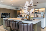 Luxe Penthouse in Vianen-INGE VAN POPPEL INTERIEURARCHITECTUUR-bakstenen roomdivider,designklassiekers interieur,Keuken,lichte villa inrichting,luxe villa bosrand,luxe woonkeuken,nieuwbouwvilla interieur,open woonruimte,warme leefkeuken-Stijlvol Penthouse in Vianen-OBLY