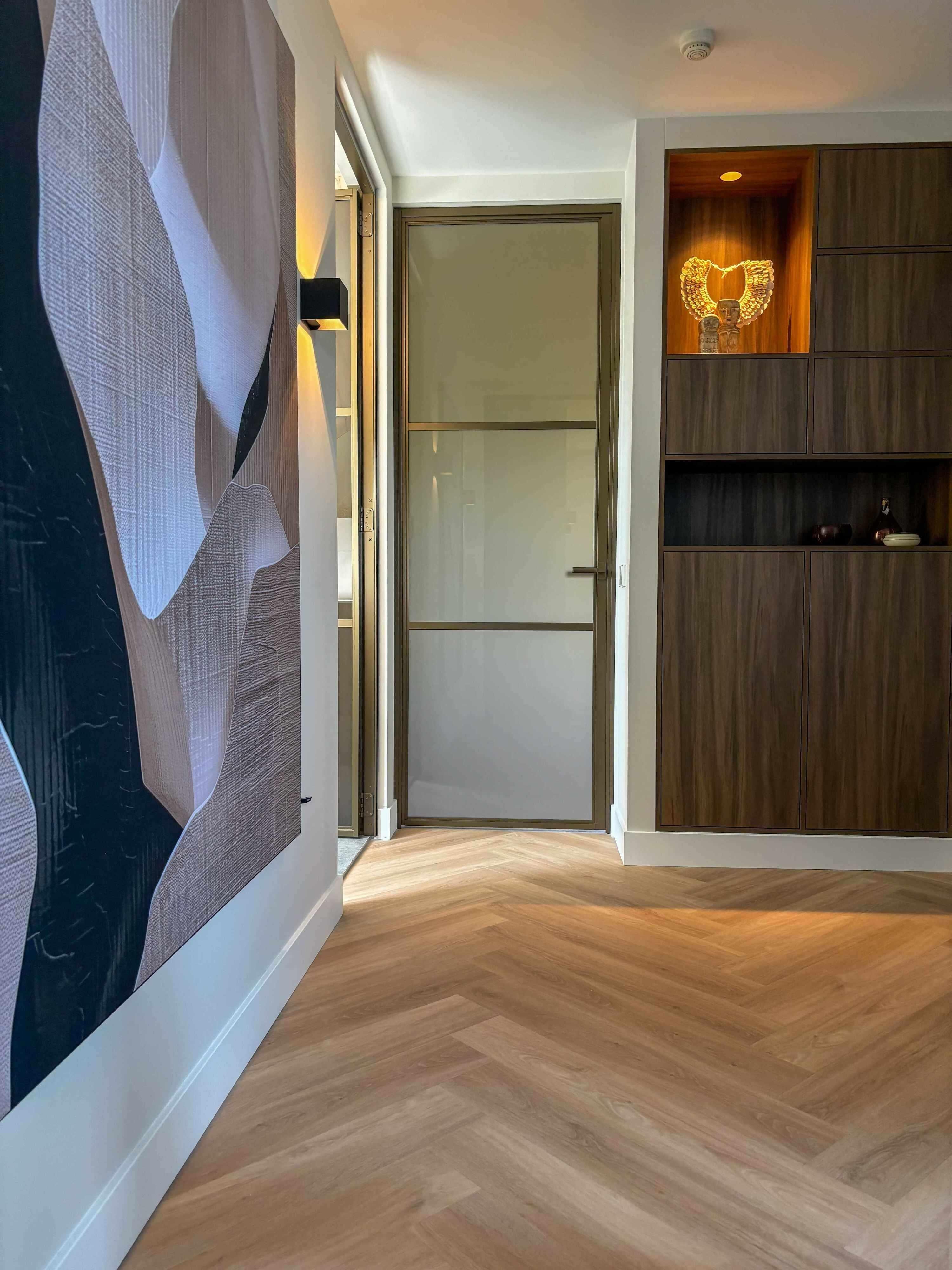 Luxe Verbouwing van Eerste Etage-Bij Linda interieuradvies-badkamer design,eerste etage,hotelstijl,luxe verbouwing,rieten dak,warme materialen,XL tegels-Luxe Verbouwing van de Eerste Etage in | BIJ LINDA Interieu-OBLY
