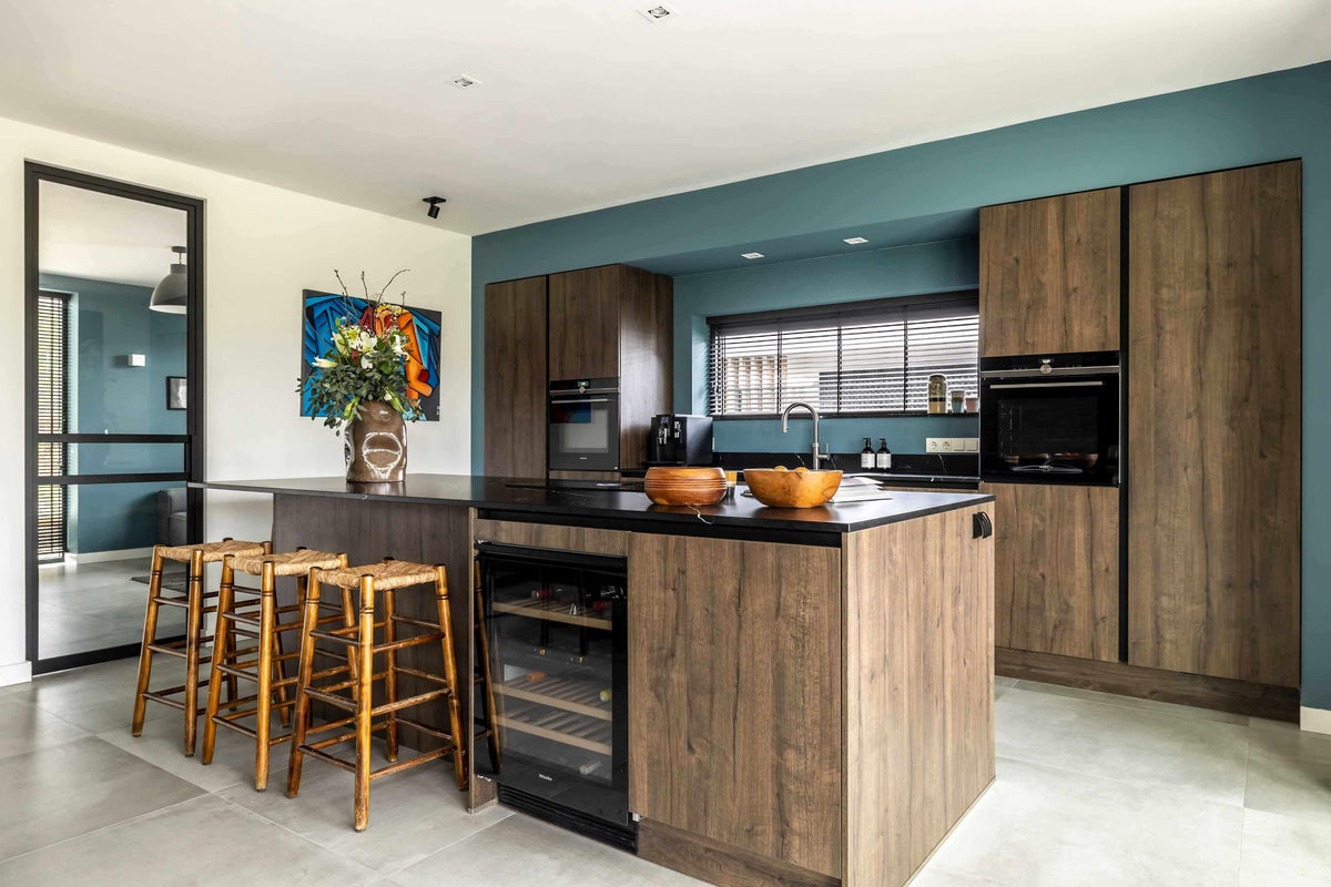 Luxe Villa aan de Bosrand-INGE VAN POPPEL INTERIEURARCHITECTUUR-bakstenen roomdivider,designklassiekers interieur,Keuken,lichte villa inrichting,luxe villa bosrand,luxe woonkeuken,nieuwbouwvilla interieur,open woonruimte,warme leefkeuken-Villa aan de Bosrand | Luxe Wonen met Natuurlijke Charme-OBLY
