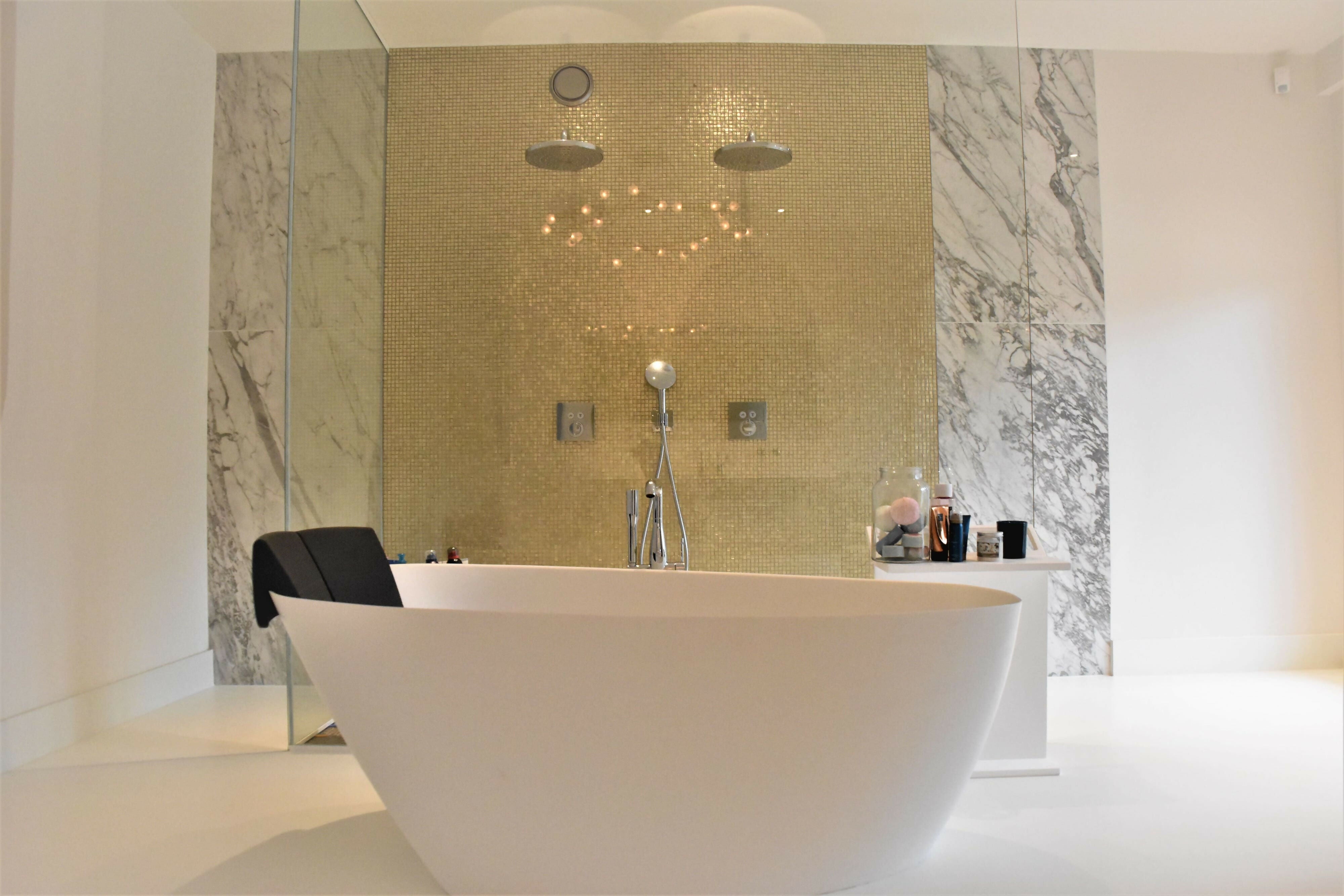 Luxe badkamer met karakter-MH Interieurdesign-badkamer,Gietvloer,Gouden accenten,Interieur,Marmer-Luxe badkamer met goudaccenten en marmer | A Touch of Gold-OBLY