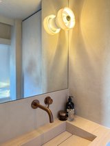 Luxe badkamer met marmer en warme accenten-Abstrct interieur-Badkamer,badkamer design,bronzen kranen,luxe badkamer,maatwerk wastafel,marmer badkamer,moderne badkamer-Luxe badkamer met marmer | Moderne badkamer inspiratie-OBLY