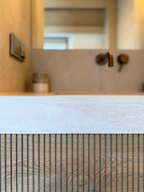 Luxe badkamer met marmer en warme accenten-Abstrct interieur-Badkamer,badkamer design,bronzen kranen,luxe badkamer,maatwerk wastafel,marmer badkamer,moderne badkamer-Luxe badkamer met marmer | Moderne badkamer inspiratie-OBLY