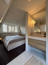 Luxe badkamer met marmer en warme accenten-Abstrct interieur-Badkamer,badkamer design,bronzen kranen,luxe badkamer,maatwerk wastafel,marmer badkamer,moderne badkamer-Luxe badkamer met marmer | Moderne badkamer inspiratie-OBLY