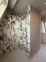 Luxe badkamer met marmer en warme accenten-Abstrct interieur-Badkamer,badkamer design,bronzen kranen,luxe badkamer,maatwerk wastafel,marmer badkamer,moderne badkamer-Luxe badkamer met marmer | Moderne badkamer inspiratie-OBLY