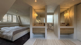 Luxe badkamer met marmer en warme accenten-Abstrct interieur-Badkamer,badkamer design,bronzen kranen,luxe badkamer,maatwerk wastafel,marmer badkamer,moderne badkamer-Luxe badkamer met marmer | Moderne badkamer inspiratie-OBLY