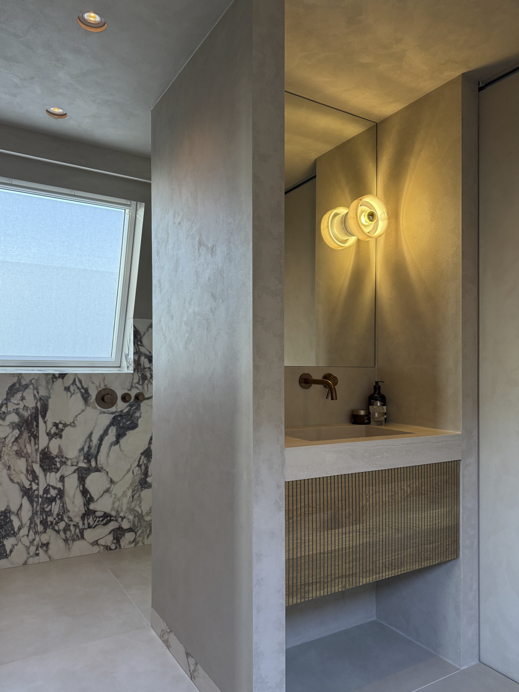 Luxe badkamer met marmer en warme accenten-Abstrct interieur-Badkamer,badkamer design,bronzen kranen,luxe badkamer,maatwerk wastafel,marmer badkamer,moderne badkamer-Luxe badkamer met marmer | Moderne badkamer inspiratie-OBLY