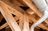 Luxe eiken buitenverblijf met ambachtelijke houtconstructie-Bosmaat-authentiekvakmanschap,eikenconstructie,houtenbuitenverblijf,landelijke tuin,luxeoverkapping,maatwerkhoutbouw,tuinpaviljoen-Luxe Houten Buitenverblijf met Authentieke Eiken Constructie-OBLY