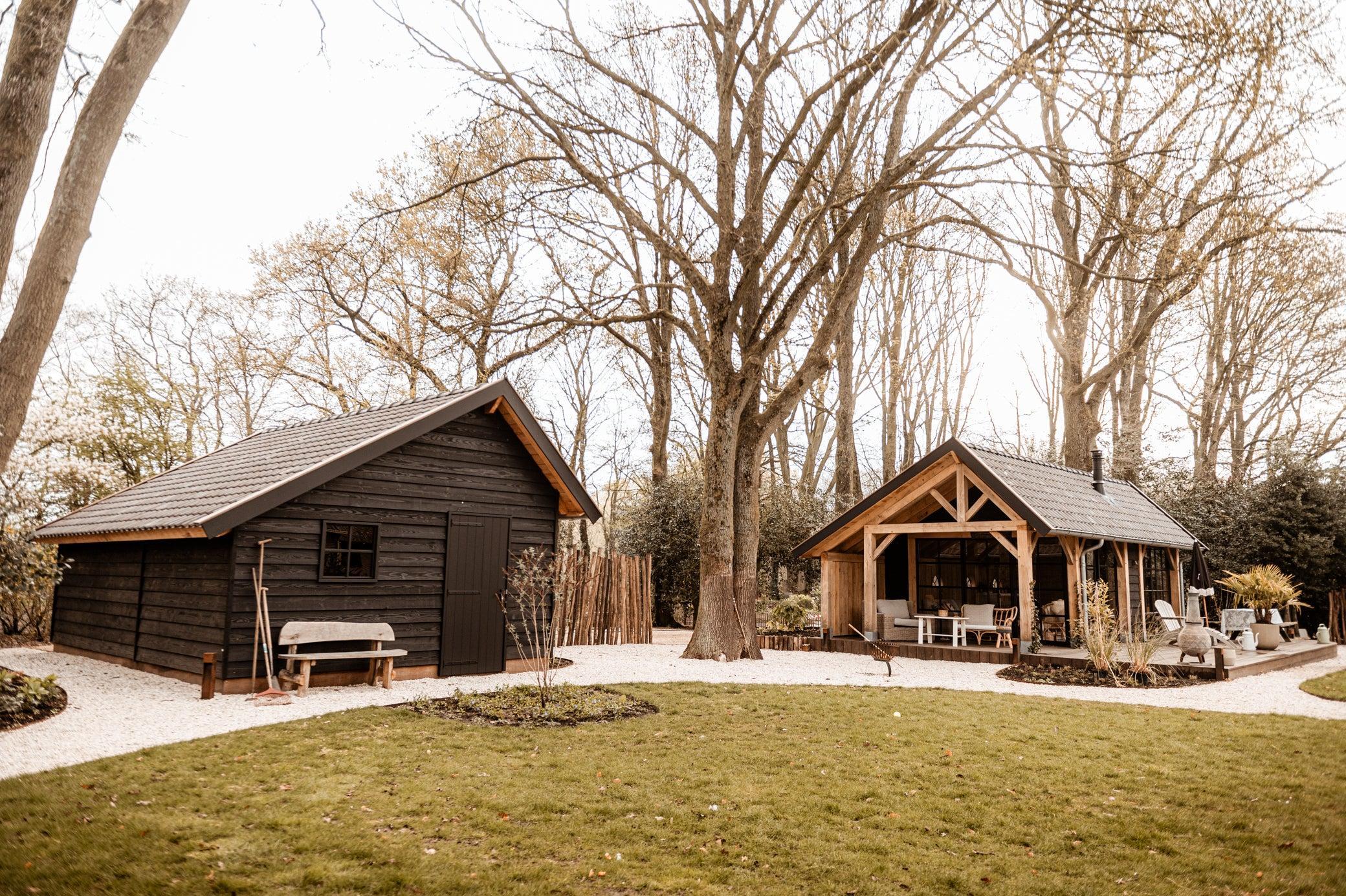 Luxe eiken buitenverblijf met ambachtelijke houtconstructie-Bosmaat-authentiekvakmanschap,eikenconstructie,houtenbuitenverblijf,landelijke tuin,luxeoverkapping,maatwerkhoutbouw,tuinpaviljoen-Luxe Houten Buitenverblijf met Authentieke Eiken Constructie-OBLY
