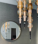 Luxe inloopkast met maatwerkkasten en chandelier-L4 Elvire-woonkamer-Luxe inloopkast met maatwerk & chandelier | STUDIO L4 Interieur-OBLY